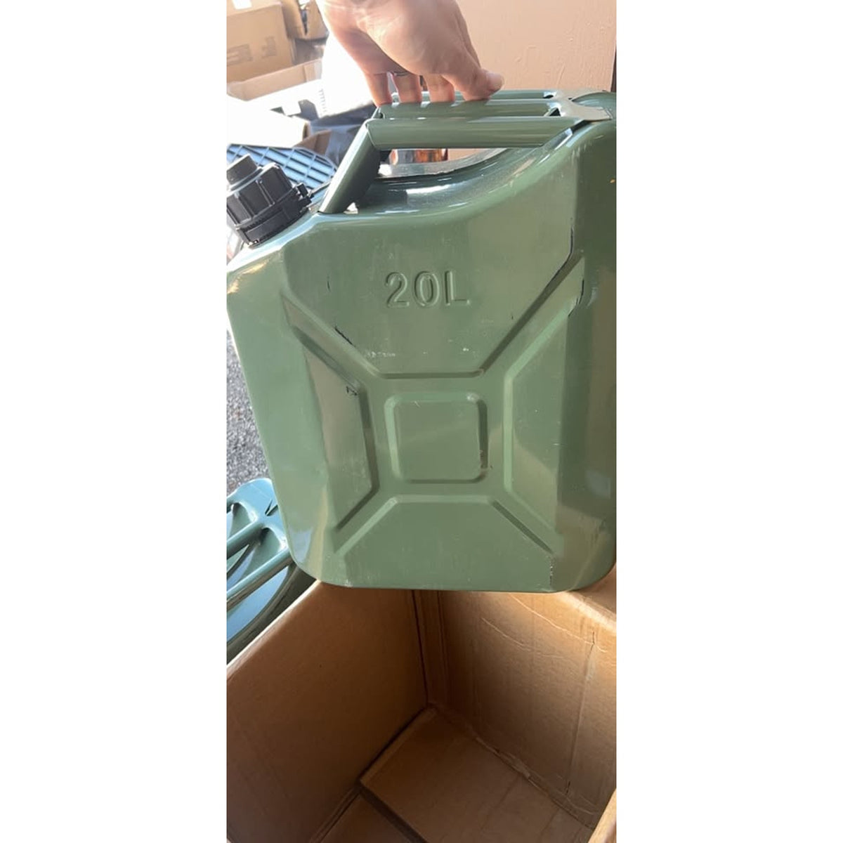 VEVOR 20 L Green Metal Jerry Fuel Cans with Black Screw Lids – 2-Pack