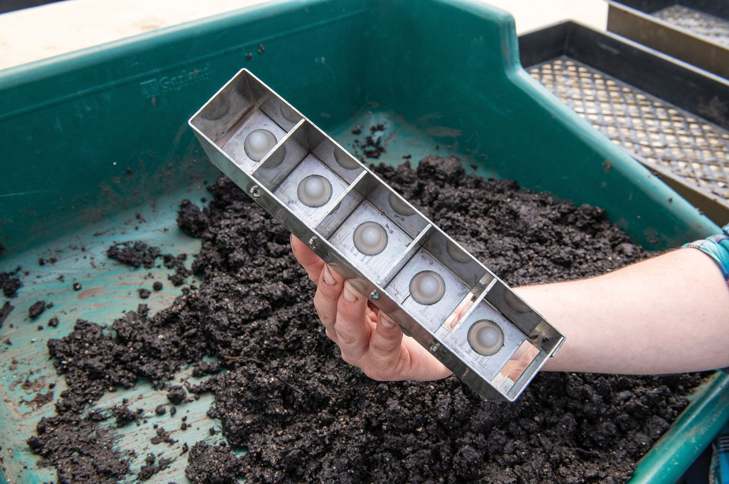 https://www.johnnyseeds.com/dw/image/v2/BJGJ_PRD/on/demandware.static/-/Sites-jss-master/default/dwc99c5dac/images/products/tools/07001_02_mini5soilblocker.jpg