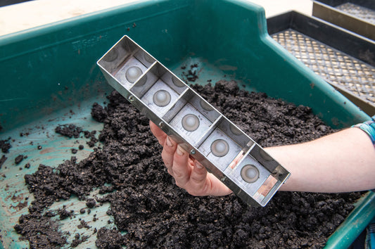 https://www.johnnyseeds.com/dw/image/v2/BJGJ_PRD/on/demandware.static/-/Sites-jss-master/default/dwc99c5dac/images/products/tools/07001_02_mini5soilblocker.jpg