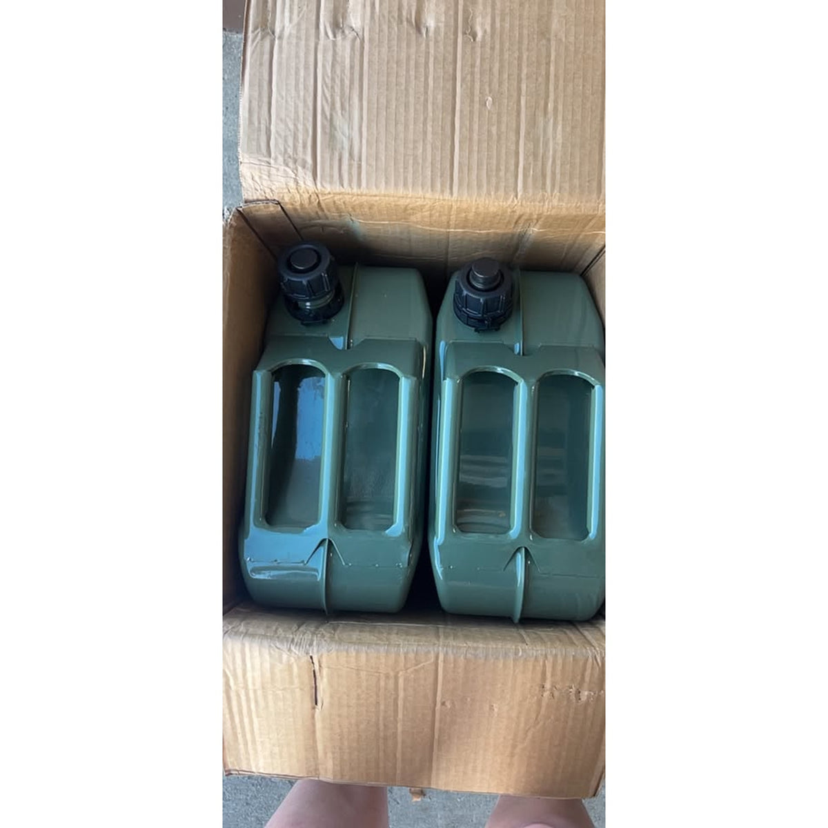 VEVOR 20 L Green Metal Jerry Fuel Cans with Black Screw Lids – 2-Pack